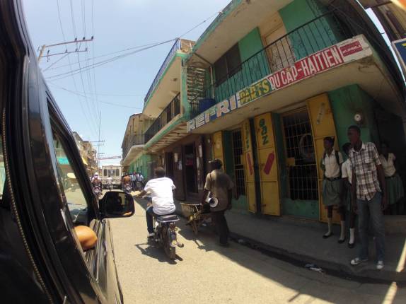 Dirigindo pelas ruas de Cap-Haitien, a segunda maior cidade do Haiti